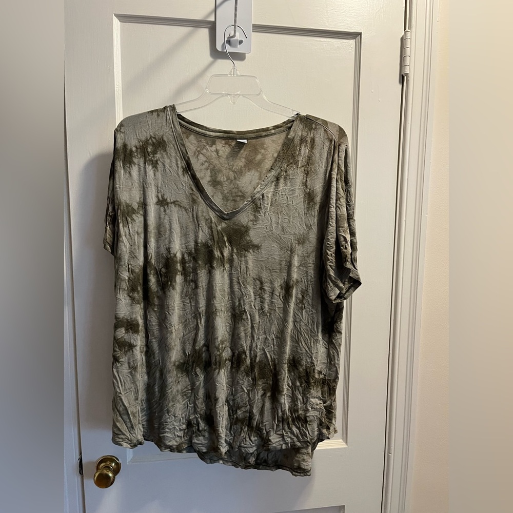Green tie die v-neck